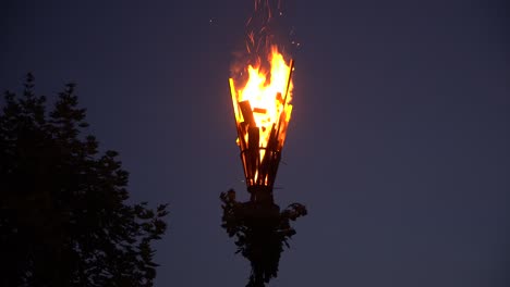 Mittsommer-Ein-Lettischer-Mann-Mit-Einem-Kranz-Aus-Eichenblättern,-Der-Ein-Pūdele-Anzündet