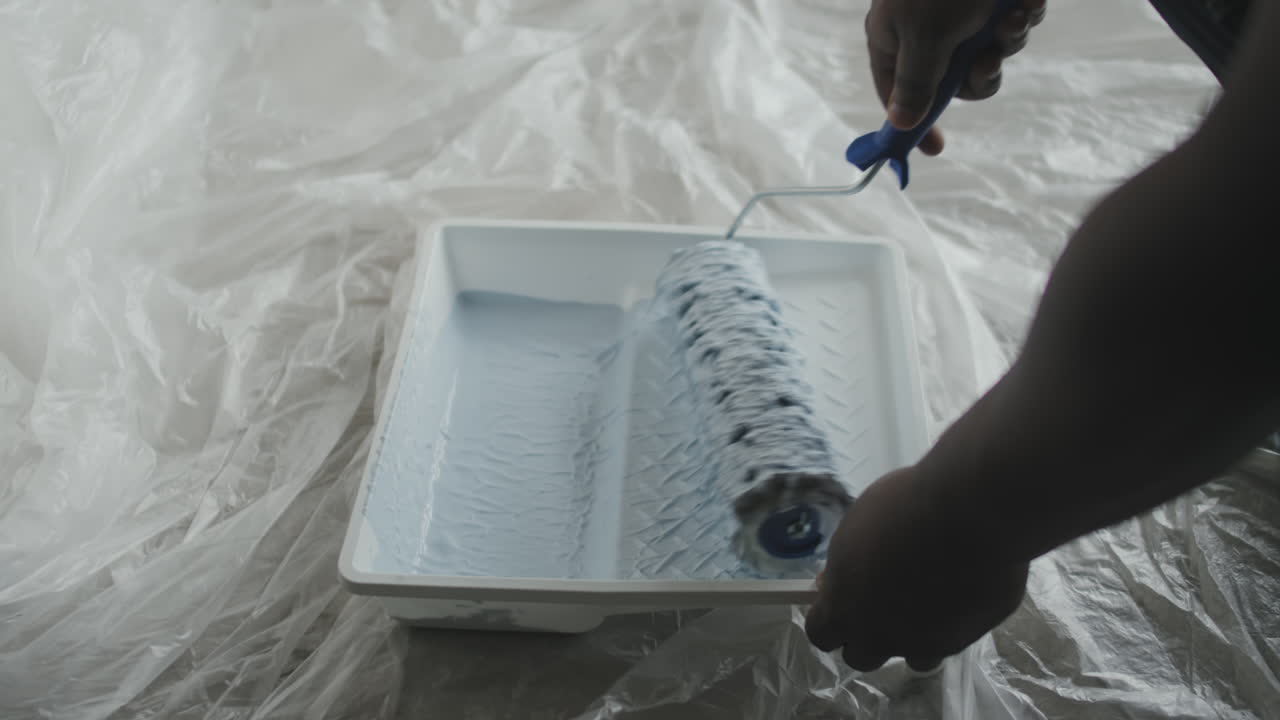 페인트 롤러로 그림을 그리는 것