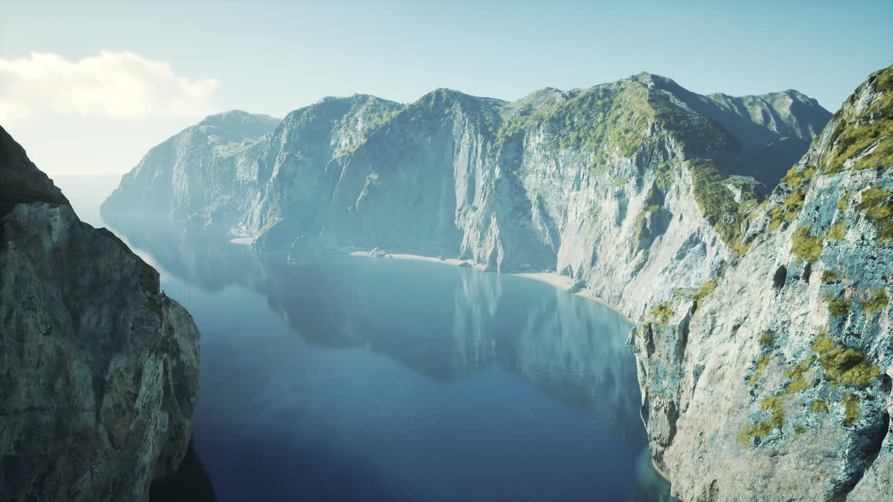조용한 산 절벽과 바다