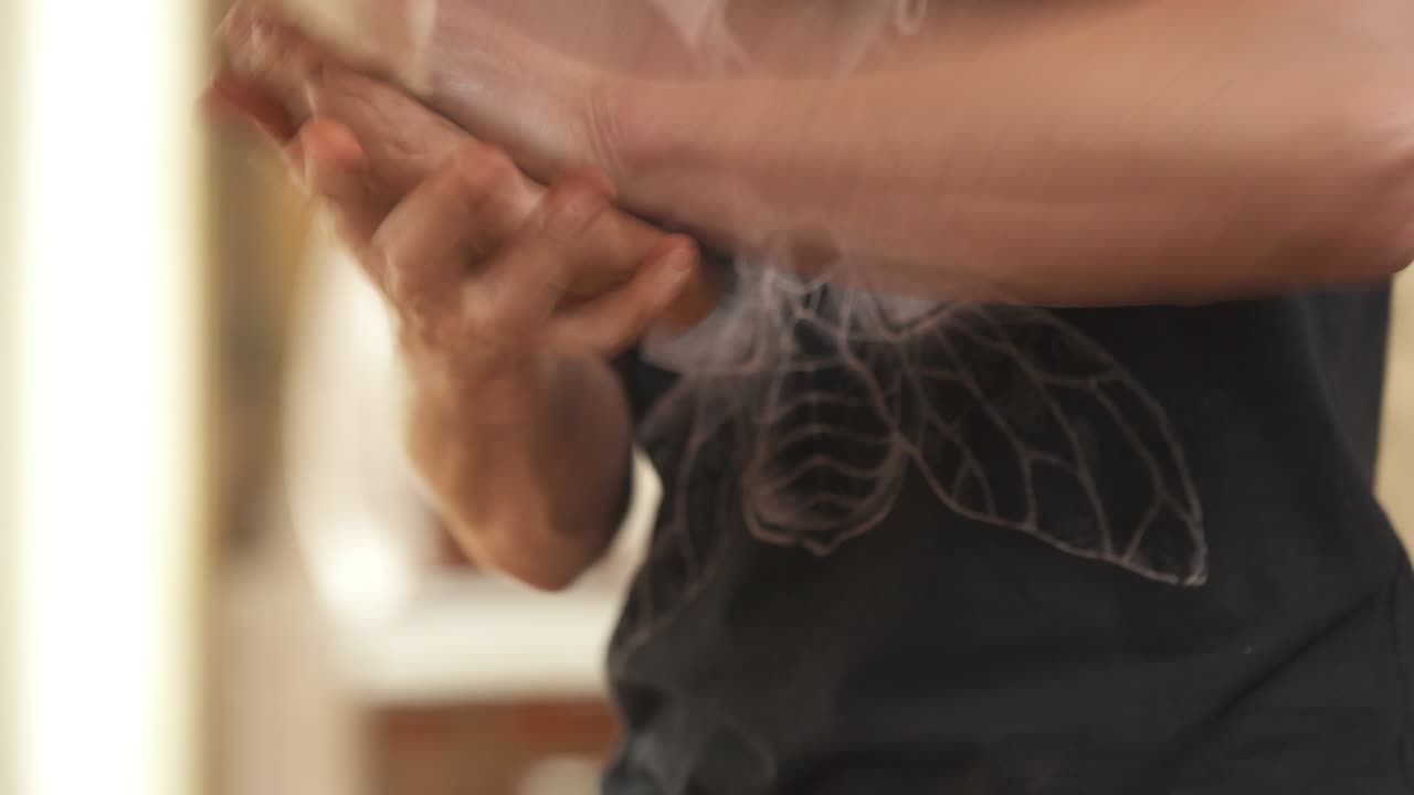 primer plano de un ceramista masculino moldeando y dando forma a la arcilla. creación exclusiva de productos cerámicos hechos a mano. arte moderno