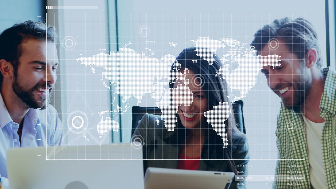 animación del mapa del mundo y procesamiento de datos financieros sobre diversas personas de negocios en la oficina.