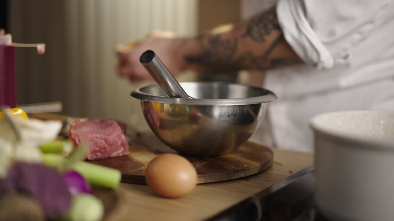 chef preparando la comida
