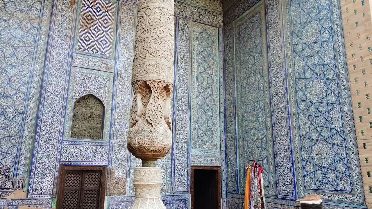 desplazándose lentamente hacia arriba para revelar los mosacis de una de las madrazas en khiva, uzbekistán, asia central