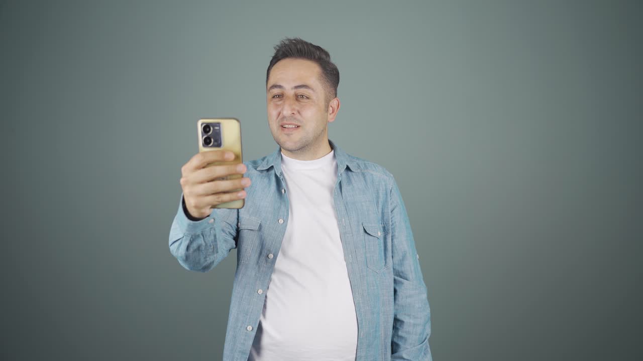 남자가 전화로 비디오 통화를 하고 있습니다.