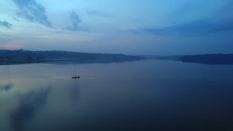 Remansos-De-Kerala-Paisaje-Matutino,-Hermoso-Lago-Antes-Del-Sol-Y-Cocoteros-Alrededor-De-La-Mañana-Brumosa