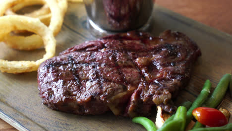 Medium-Rare-Beefsteak-Mit-Gemüse-Und-Pommes-Frites