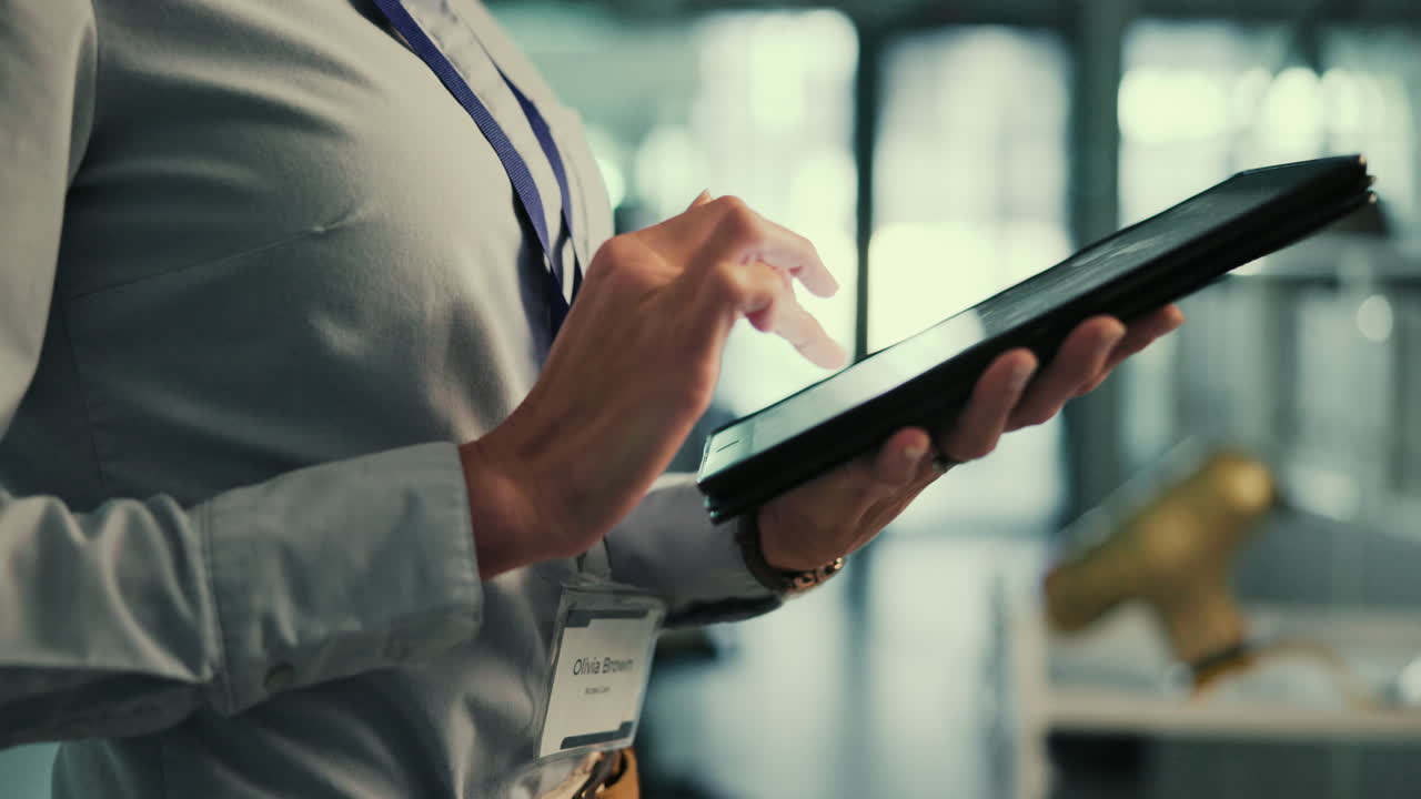 mujer de negocios usando tableta en una conferencia