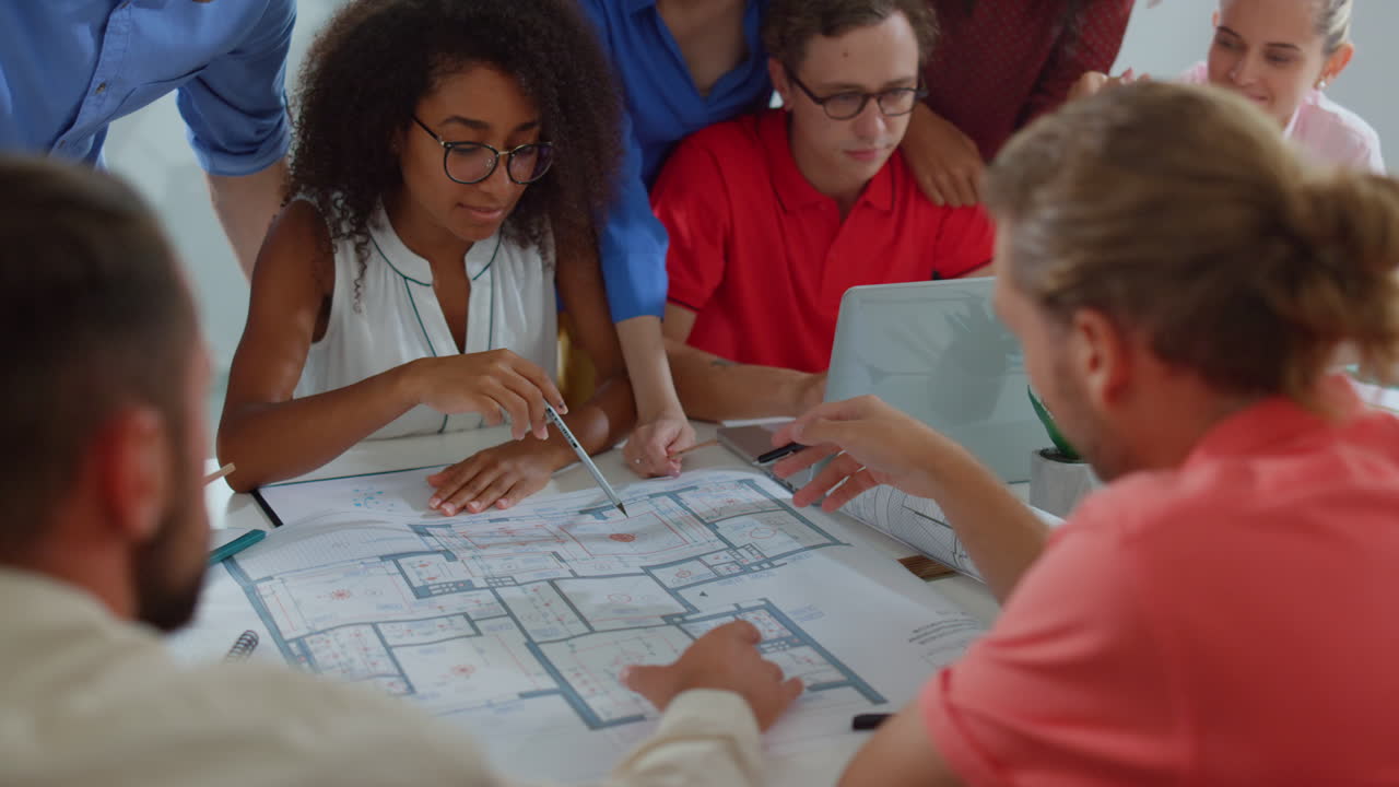 socios trabajando con el proyecto en la oficina. personas discutiendo el proyecto en el interior.