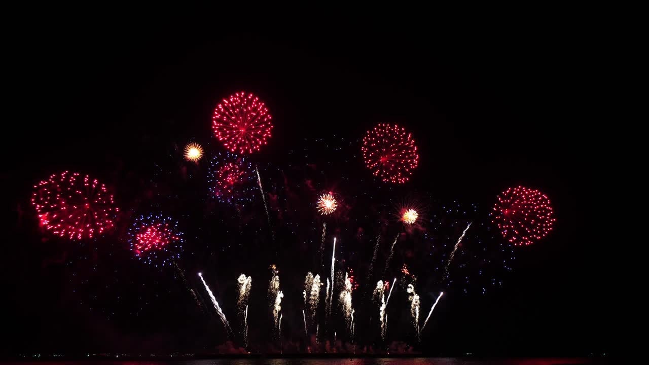 fuegos artificiales de 4k en el cielo nocturno
