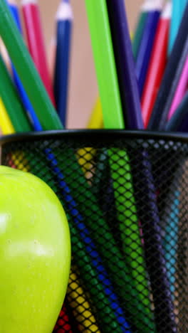 soporte de bolígrafo con lápiz de color y manzana