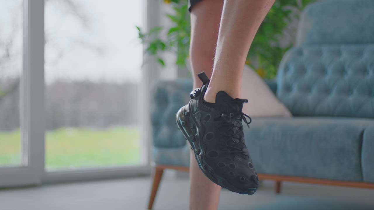 점핑 잭 운동 을 하는 건강 한 남자