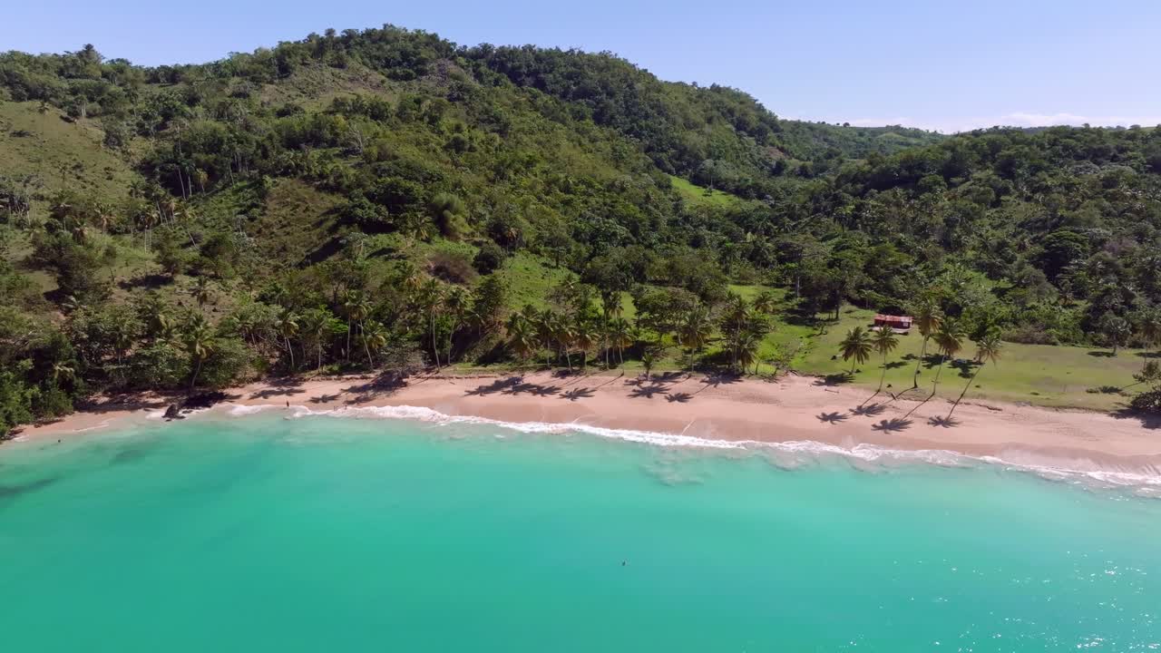 el agua turquesa del caribe tropical se derrama en la remota playa colorada.