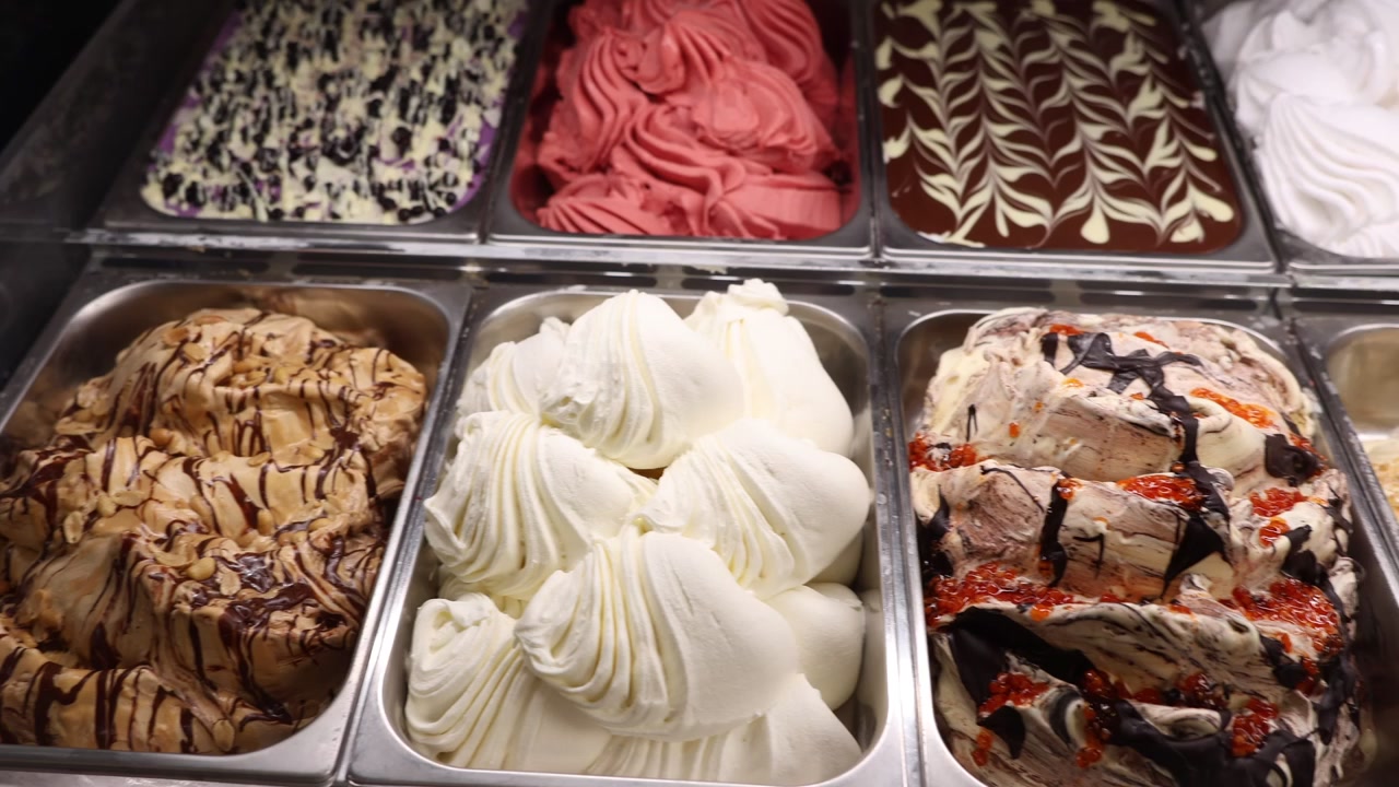 Assortimento di gelati artigianali colorati in vetrina