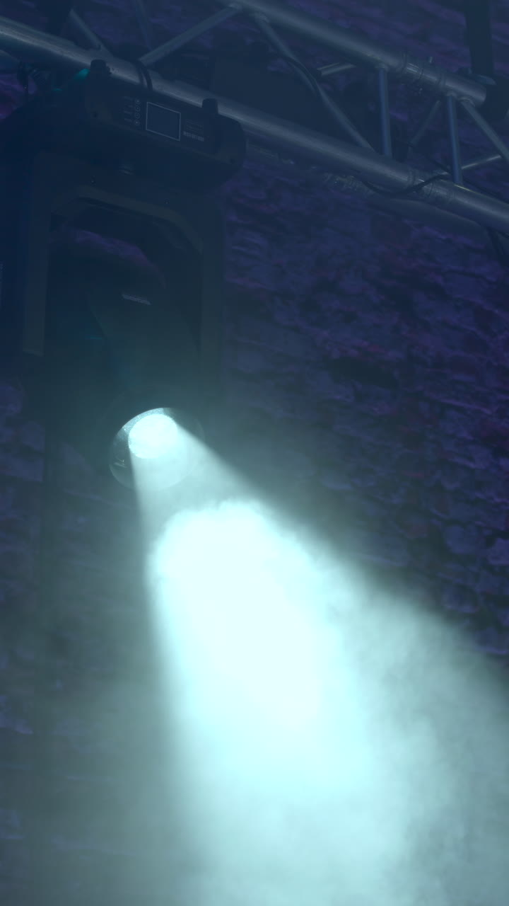 Fascio di luce scenico dinamico che attraversa il fumo