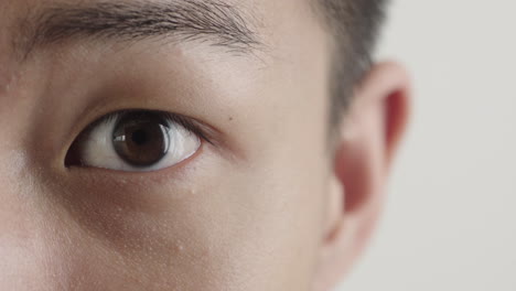 Nahaufnahme-Eines-Jungen-Asiatischen-Mannes,-Der-Die-Augen-öffnet-Und-überrascht-Und-Schockiert-Auf-Weißem-Hintergrund-Aussieht