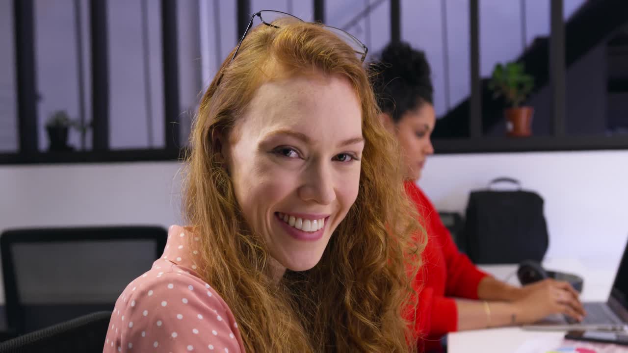 크리에이티브 사무실에서 일하는 백인 여성