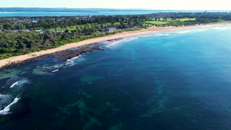 Drohnen-Luftaufnahme-Von-Klarem-Wasser,-Riff,-Ozean,-Sandbank,-Strand,-Landschaft,-Standort,-Shelly-Beach,-Golfclub,-Bateau-Bay,-Reisetourismus,-NSW,-Zentralküste,-Australien,-4k