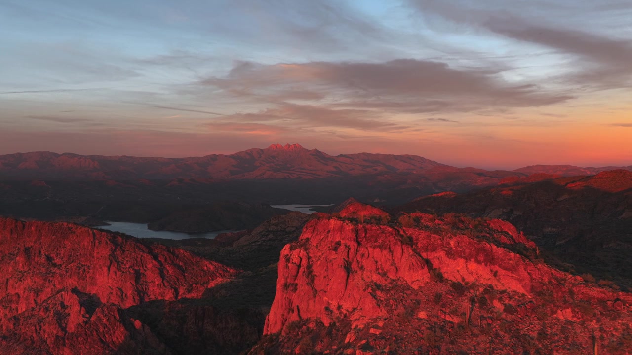 Luce dorata e splendente che illumina la famosa montagna Four Peaks in Arizona, con il lago Saguaro sullo sfondo e il fiume Salt