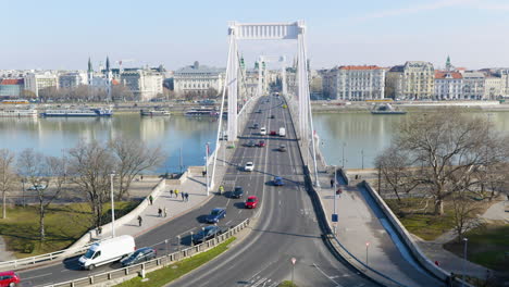 tráfico de la ciudad de budapest sobre el puente elisabeth en un día soleado