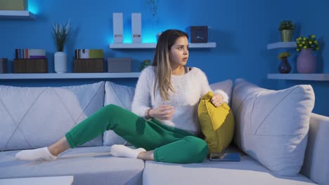 hay un ladrón en la casa de la mujer y huele mal. miedo y tensión.