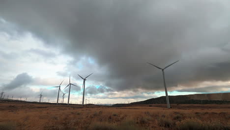 nubes rodando sobre los molinos de viento del desierto de mojave en california - lapso de tiempo