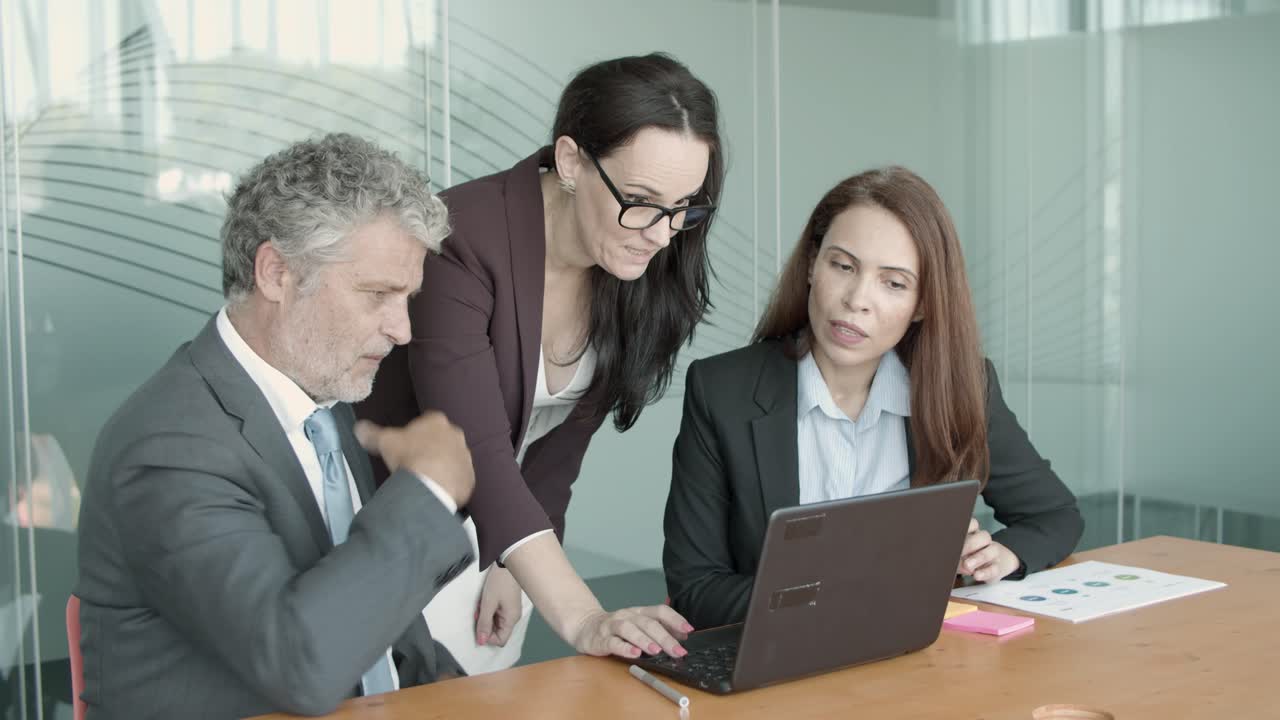 bruneta mujer de negocios seria escribiendo en la computadora portátil y presentando
