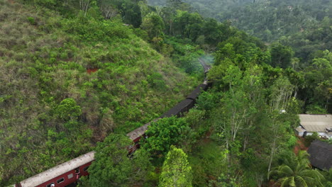 vista aérea siguiendo un tren en el famoso ferrocarril de kandy a ella, en sri lanka