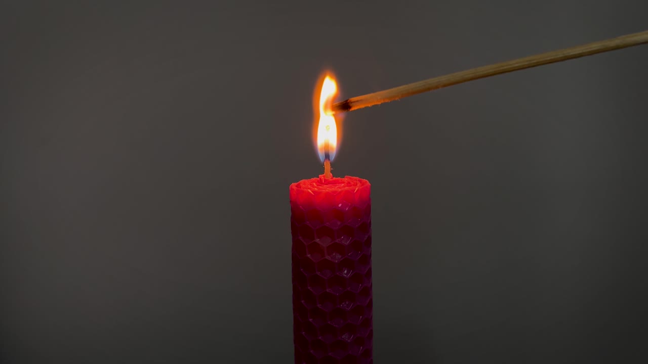 una vela de panal roja ardiente