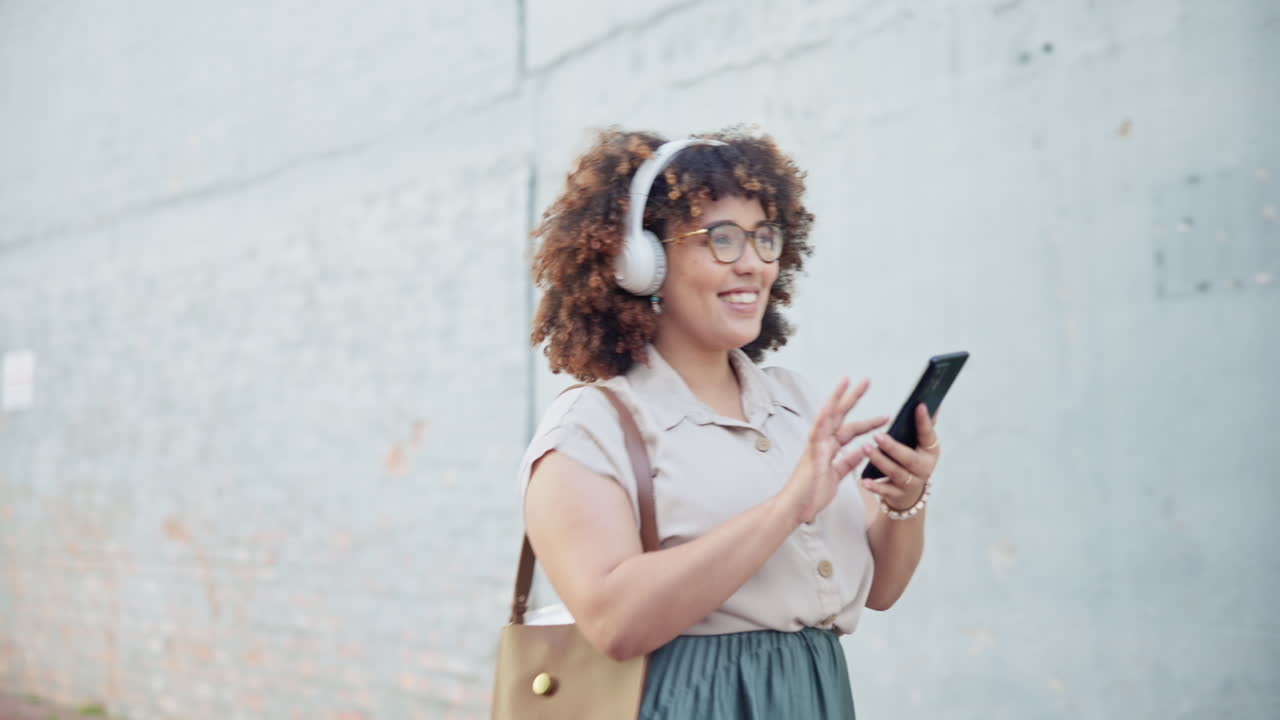 mujer, baile y auriculares con teléfono inteligente por