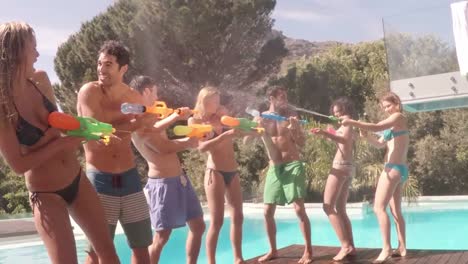 amigos felices haciendo una batalla de pistolas de agua