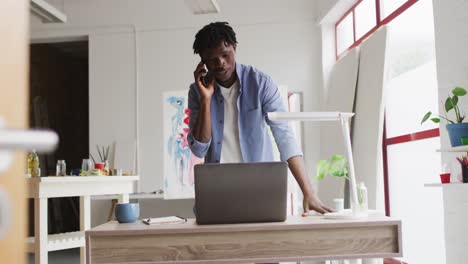 Afroamerikanischer-Männlicher-Künstler,-Der-Im-Kunststudio-Auf-Dem-Smartphone-Spricht