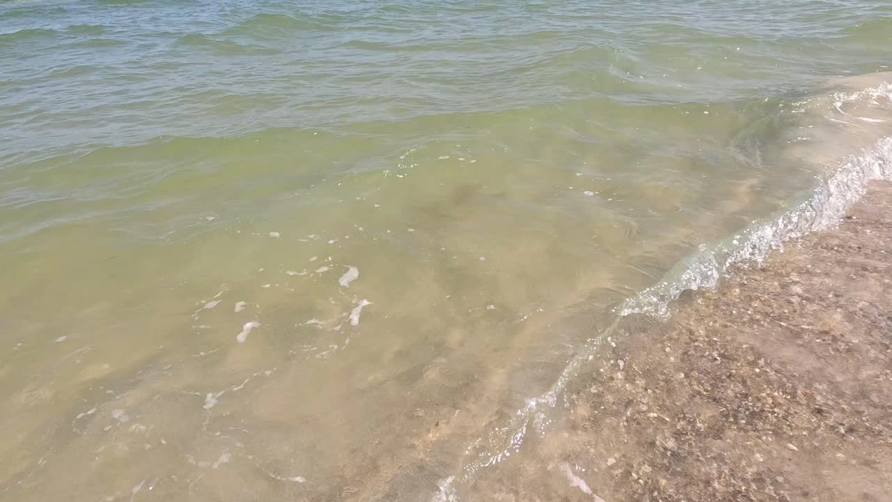 조용 한 해변 의 모래 에 물결 이 부히고