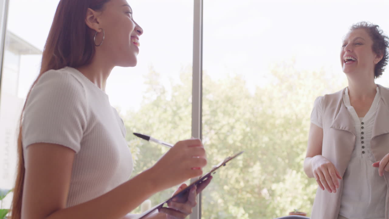 joven cliente archivando detalles en el formulario en quiropráctico