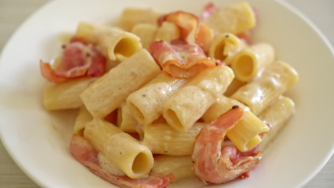 pasta rigatoni de espagueti casera con salsa blanca y tocino - estilo de comida italiana-1