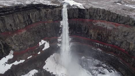 El-Agua-Se-Desploma-Desde-Hengifoss-Cae-En-El-Barranco-Basáltico-Congelado-Debajo