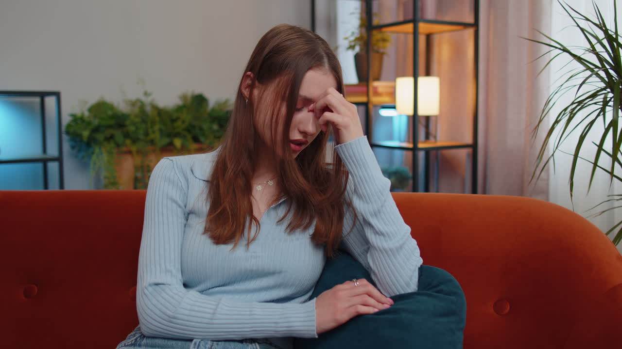 mujer joven en casa sufre de una situación injusta problema, ruptura, depresión, sentirse mal, agotamiento