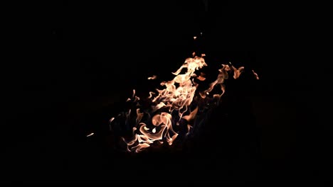 una sola llama de gas natural de alto contraste bailando a altas horas de la noche