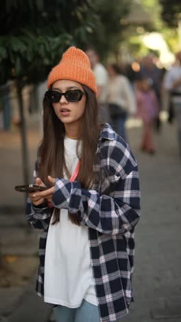 mujer joven caminando por la calle