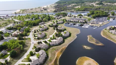 Panorámica-Sobre-Los-Condominios-Y-Docker&#39;s-Restaurant