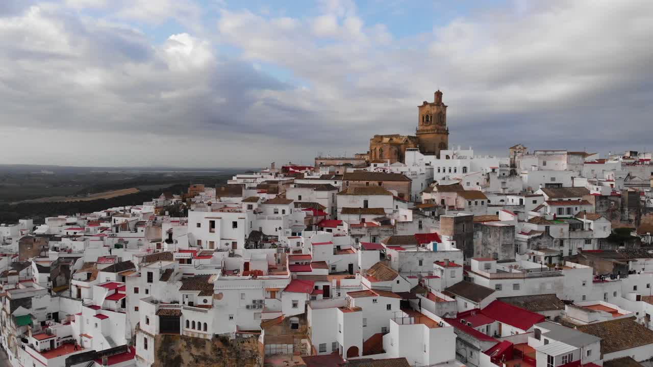 Voorwaartse dronevlucht richting kerk in een witgekalkt dorp in Andalusië, Spanje