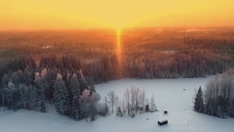 Bosque-De-Invierno-Helado-Y-Puesta-De-Sol-Dorada-En-El-Horizonte,-Vista-Aérea-De-Drones