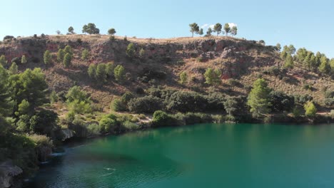 Drone-Revealing-Shore-Of-Turquoise-Laguna-Colgada-In-A-Dry-Environment