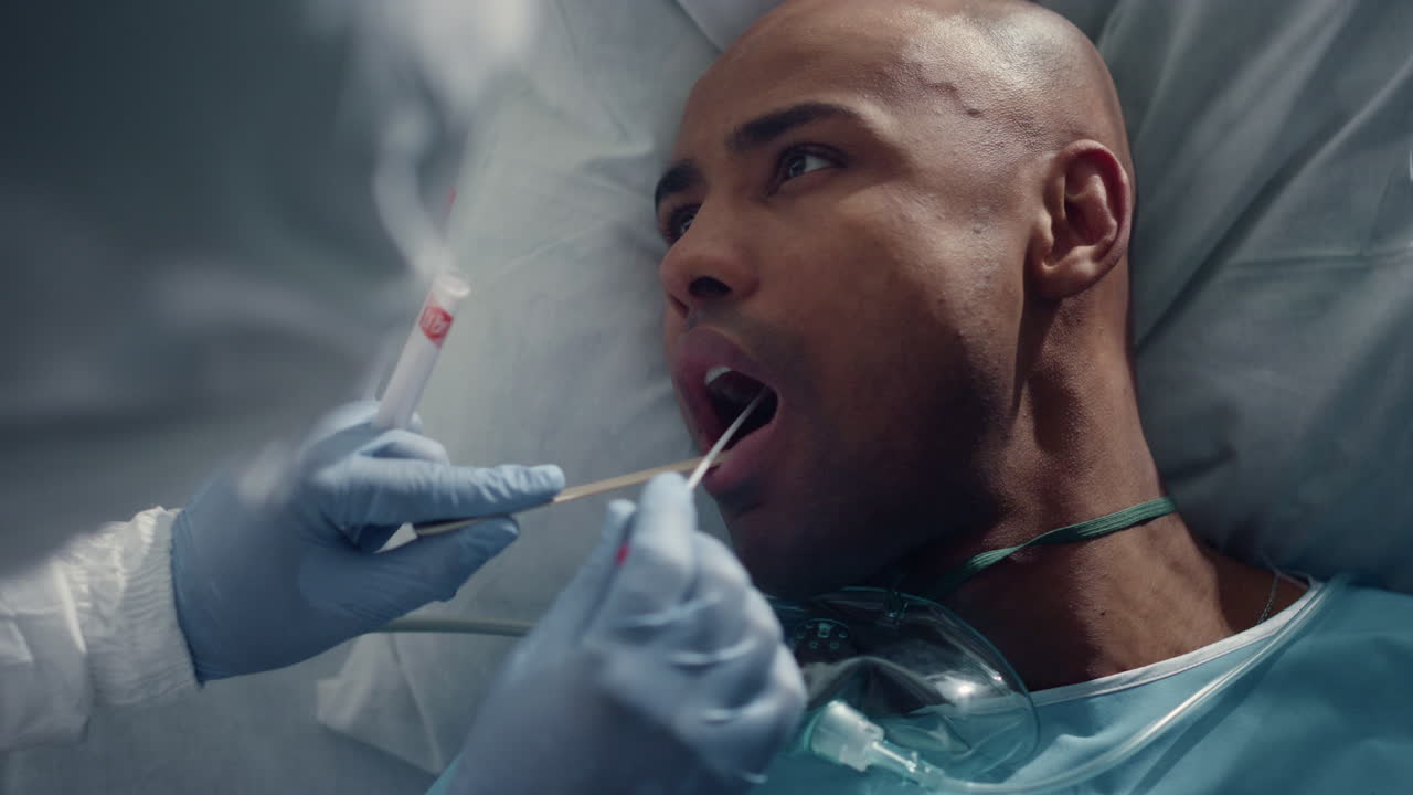 trabajador médico probando covid en la sala de cerca. paciente enfermo acostado en la cama del hospital