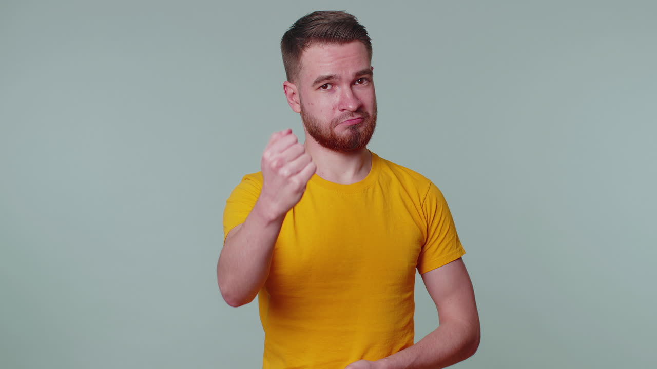 hombre adulto guapo apuntando a la cámara y mirando con expresión alegre y lúdica, haciendo una elección