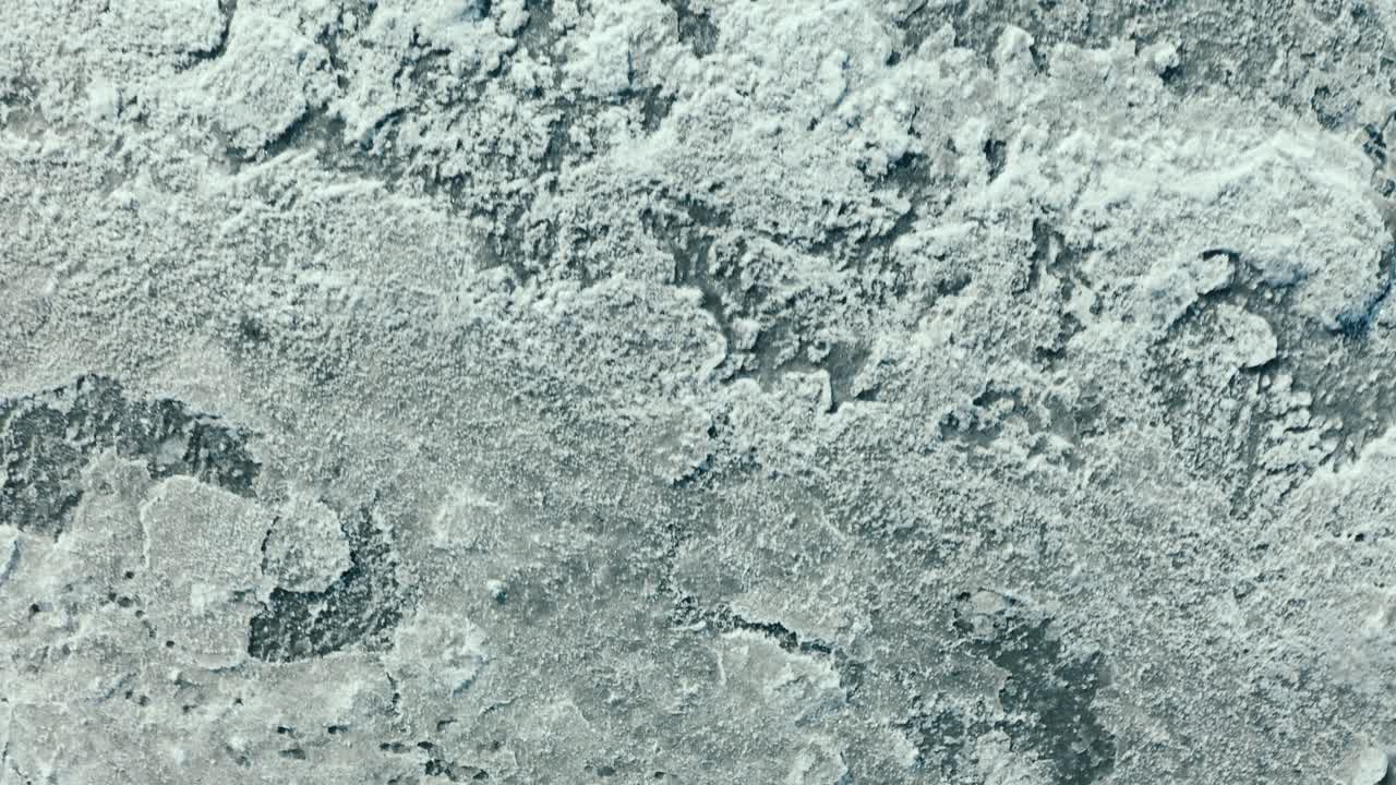 얼어붙은 물 위의 차가운 얼음 풍경에서 이륙하는 드론