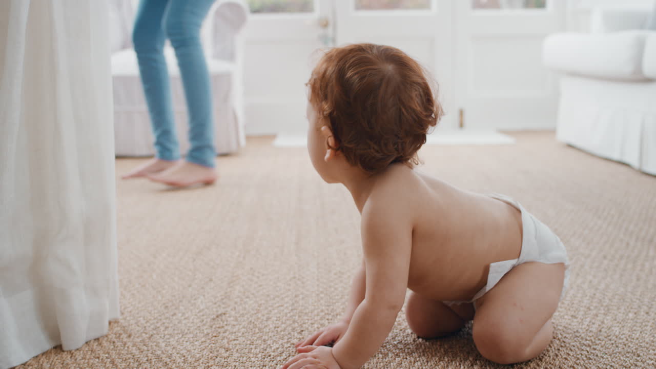bebé feliz gateando niño explorando con curiosidad en casa con la madre recogiendo suavemente a su bebé ayudando al niño responsabilidad de la maternidad 4k