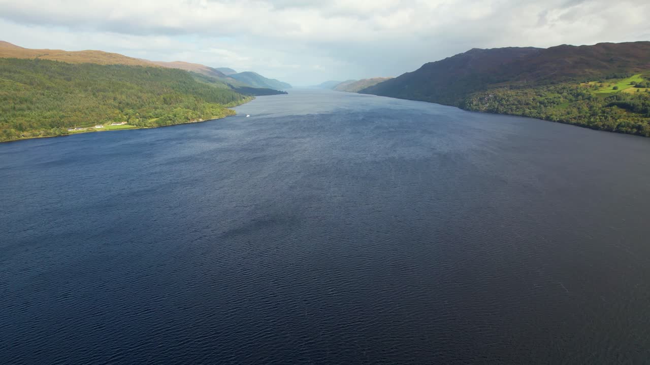 초록색 언덕과 구름으로 여름 동안 스코틀랜드 고원 에 있는 loch ness 호수 의 공중 사진