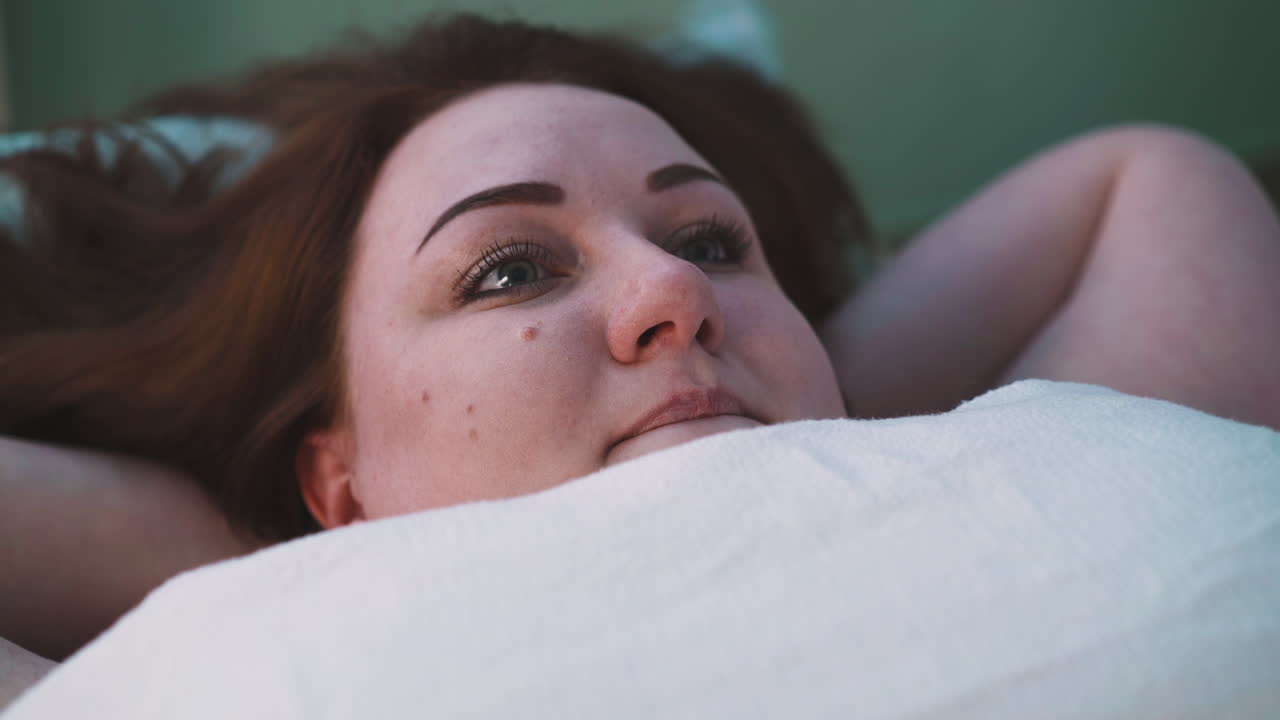 chica con sobrepeso se somete a un procedimiento cosmetológico