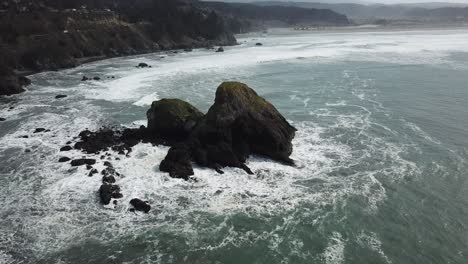 Imágenes-Aéreas-De-Marejadas-Ciclónicas-Golpeando-Rocas-En-La-Costa