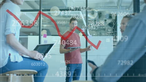 animación de la línea roja y procesamiento de datos sobre diversas personas de negocios en la oficina